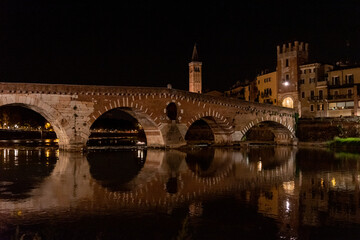 Obraz premium Beautiful Ponte Pietra in Verona at night