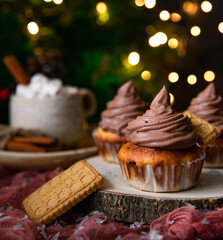 Pomarańczowo czekoladowe muffinki z kremem, krem czekoladowy, słodki deser, babeczki z bitą...