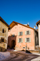 Guarda, Dorf, Engadiner Häuser, Unterengadin, Holzbrunnen, Wanderweg, Via Engiadina, Alpen, Graubünden, Winter, Wintersport, Winterwanderweg, Wintertourismus, Schweiz