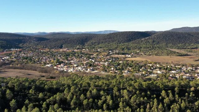 survol du massif des Pyr&eacute;n&eacute;es et des forets dans les Pyr&eacute;n&eacute;es-Orientales, sud de la France, parc naturel des Bouillouses