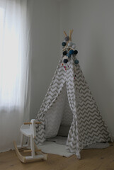 chambre d&eacute;co d'enfant avec cheval &agrave; bascule et tipi z&eacute;br&eacute;, id&eacute;al comme cachette:  magazine de d&eacute;coration 