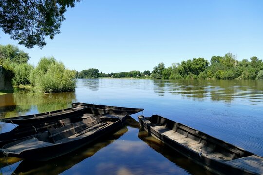 
Barques &agrave; fond plat amarr&eacute;es au bord de la Loire
