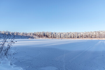Fototapeta na wymiar Beautiful winter landscape view to the frozen lake 