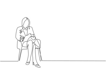Single continuous line drawing businesswoman with clipboard. Female executive sitting in armchair. Woman taking notes. Psychology consultation. Dynamic one line draw graphic design vector illustration