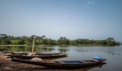 Obraz premium Fishing boats at Okinni Dam and water reserves, Located near Osogbo in the Egbedore Local Government area of Osun State, Nigeria. A major source of water supply for the area.
