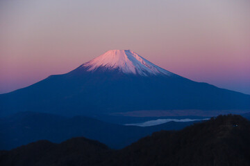 Fototapeta na wymiar 冬の丹沢　神奈川最高峰蛭ヶ岳山頂からの絶景　朝焼けの富士山