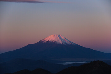 Fototapeta na wymiar 冬の丹沢　神奈川最高峰蛭ヶ岳山頂からの絶景　朝焼けの富士山