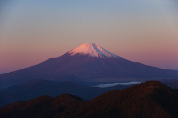 冬の丹沢　神奈川最高峰蛭ヶ岳山頂からの絶景　朝焼けの富士山