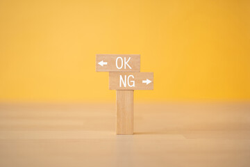 「OK」「NG」と書かれた積み木