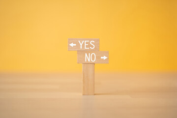 「YES」「NO」と書かれた積み木