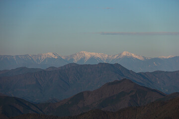 Fototapeta na wymiar 冬の丹沢　神奈川最高峰蛭ヶ岳山頂からの絶景　朝陽に映える南アルプス白峰三山