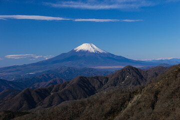 冬の丹沢　丹沢主脈縦走路からの絶景　朝の澄んだ空気の中の富士山