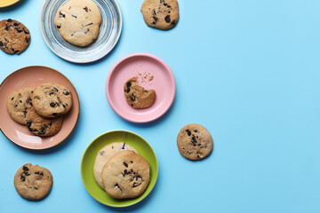 Obraz premium Plates with tasty homemade cookies on blue background