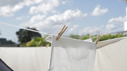 Sabanas blancas colgando en patio trasero y fondo verde de la naturaleza. Toma Cerrada