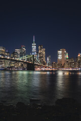 Fototapeta premium waterfront scenic city skyline at night in new york city