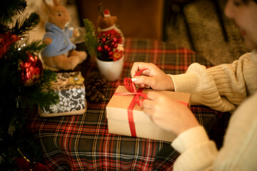 Obraz na płótnie Canvas young woman wrapping a gift box