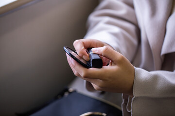 電車でメイク直しをする女性　train