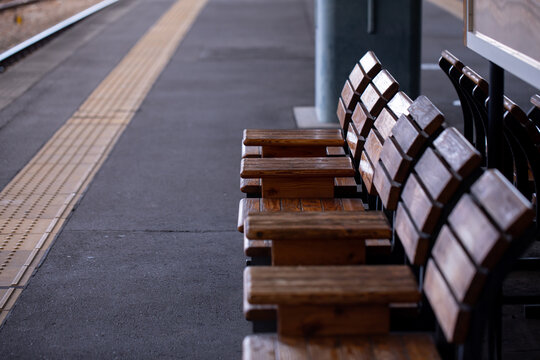 駅のホームに設置された椅子　Station