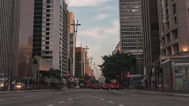 motion timelapse da avenida Paulista em São Paulo, durante um por do sol lindo, sunset com poucas nuvens e muito trânsito street