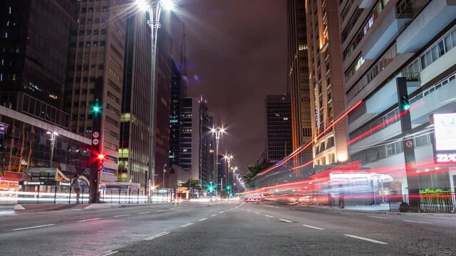 motion timelapse da avenida paulista durante a noite em S&atilde;o Paulo. 
muita luz e carros passando, vis&atilde;o do ch&atilde;o
