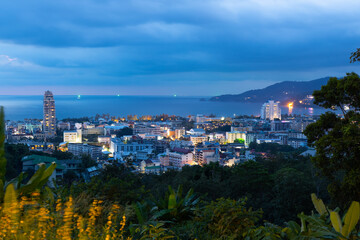 Obraz premium night sunset view of Patong and patong beach with the buildings and high-rise hotels and resorts in the background Kathu phuket Thailand 