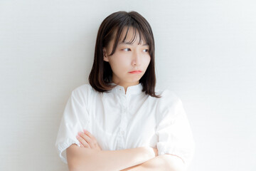 腕を組んで不機嫌な顔をする女性