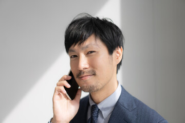 人物　スーツ　日本人　suit telephone