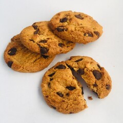 Chruncy baked biscuit with chocolate chips.