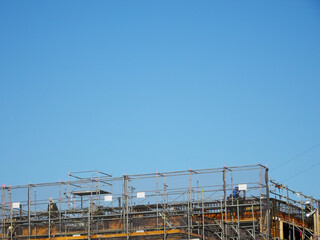建設中のビル、作業員、足場、空、工事中