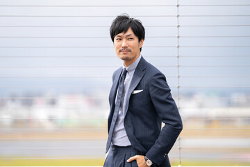 出張　人物　スーツ　男性　日本　空港