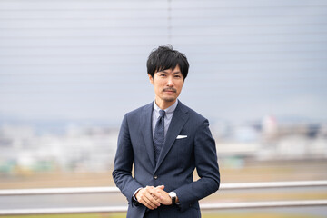 出張　人物　スーツ　男性　日本　空港