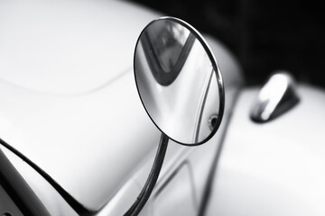 Round rearview mirror in chromed frame
