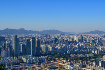 Obraz premium Seoul city view from the top of the mountain at day time