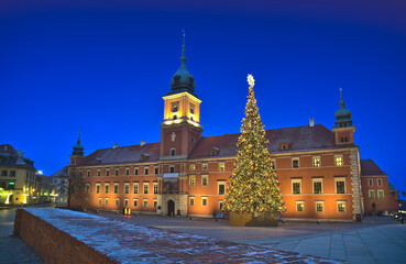 Fototapeta na wymiar Royal Castle and Christmas tree at daybreak in the Warsaw Old Town. Poland