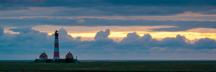 Leuchtturm Westerheversand am Watt der Nordsee im Sonnenuntergang