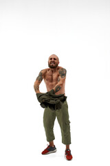 Naklejka premium Angry man holding tank top and looking at camera