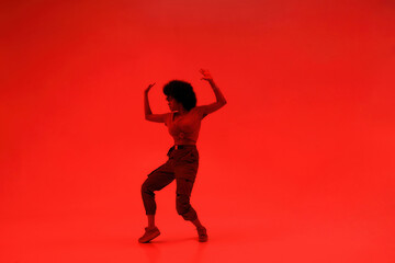 Fototapeta na wymiar Young cool female dancer dancing hip hop dance