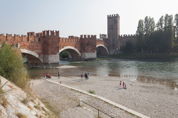 Verona. Ponte di Castelvecchio sul fiume Adige con spiaggia di ghiaia