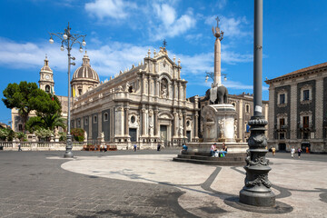Fototapeta premium Catania. Piazza del Duomo con la cattedrale di Sant' Agata e la Fontana dell' Elefante detta 