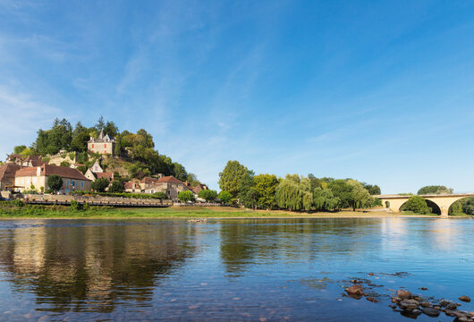 France, Dordogne, Limeuil, Medieval village on bank ofDordogne River