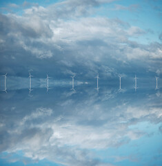 Windräder vor malerischem Himmel, Composing, gespiegelt
