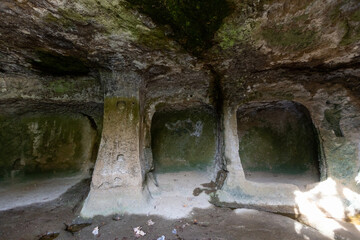 Obraz premium ghost town in the cave settlement of Vitozza. Old village dug into the tuff. Città del Tufo archaeological park. Sorano, Sovana, Tuff city in Tuscany. Italy