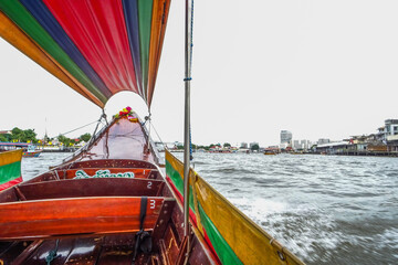 Fototapeta na wymiar Traditional colorful thai boat on the bangkok river