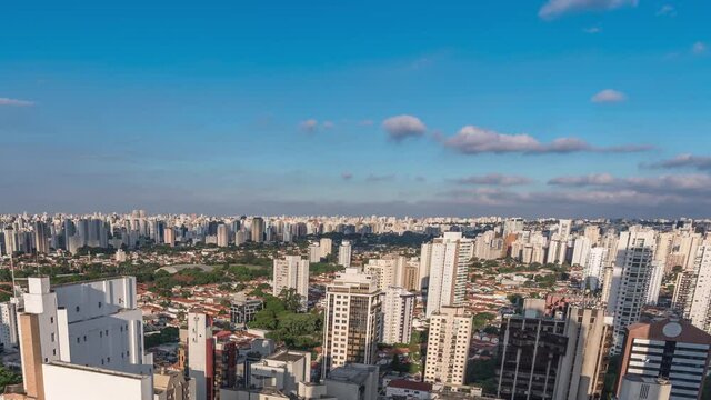 entardecer na zona sul de S&atilde;o Paulo, muitos pr&eacute;dios e nuvens . Time Lapse with clouds and sunset in Sao Paolo. timelapse. zoom out