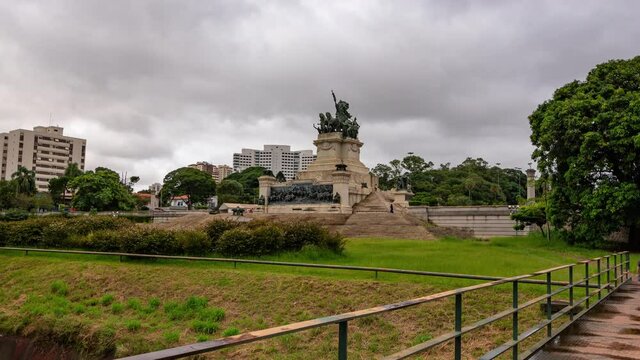 hyperlapse do Parque do Ipiranga, depois de um dia chuvoso em S&atilde;o Paulo. pouca gente e bastante nuvens. close look