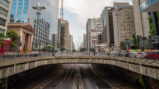 timelapse da avenida Paulista em S&atilde;o Paulo. pr&eacute;dios comerciais e business center. zoom out