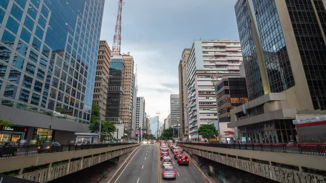 timelapse da avenida Paulista em S&atilde;o Paulo. pr&eacute;dios comerciais e business center.  zoom in