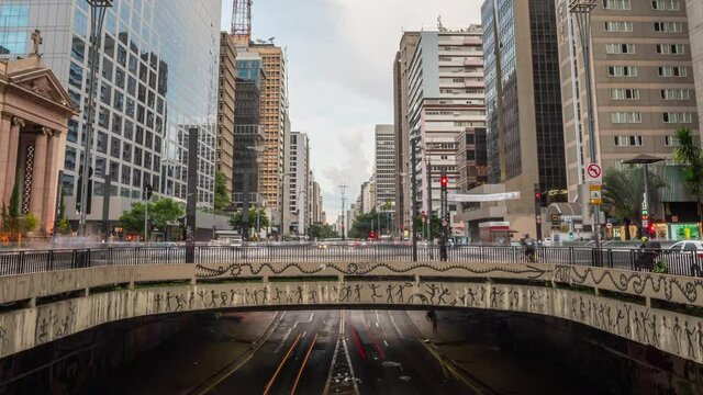 timelapse da avenida Paulista em S&atilde;o Paulo. pr&eacute;dios comerciais e business center. tilt down