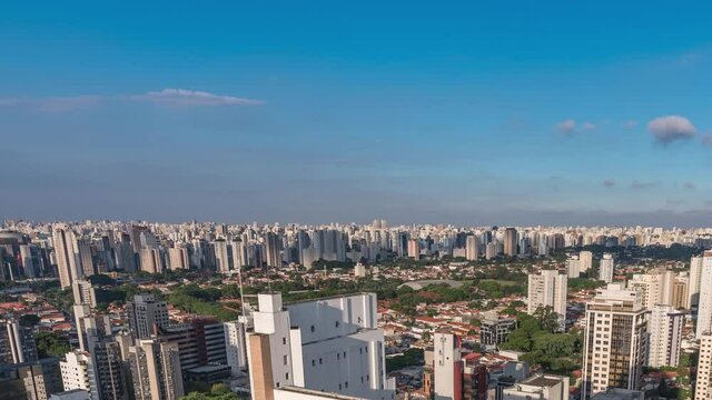 entardecer na zona sul de S&atilde;o Paulo, muitos pr&eacute;dios e nuvens . Time Lapse with clouds and sunset in Sao Paolo. timelapse pan