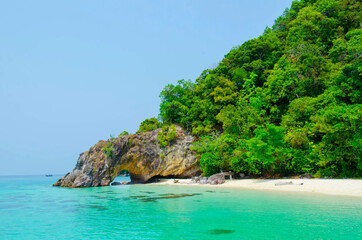 Fototapeta premium Natural stone doors in the Andaman Sea, Thailand, clean and pure water, suitable for relaxation, swimming, diving, watching the underwater world in summer